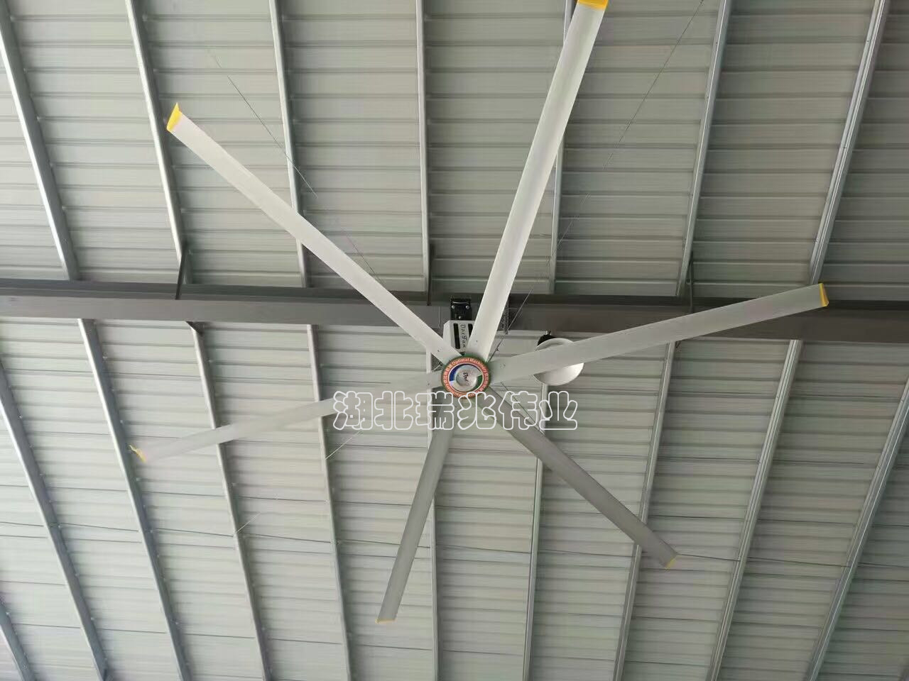 廠房降溫通風(fēng)、鋼結(jié)構(gòu)廠房通風(fēng)降溫方案、廠房車間通風(fēng)降溫方案、大型工業(yè)風(fēng)扇、物流倉儲大風(fēng)扇、大吊扇、工業(yè)風(fēng)扇、廠房車間降溫設(shè)備、廠房車間通風(fēng)設(shè)備、車間溫控設(shè)備、工業(yè)大吊扇、工業(yè)大風(fēng)扇、工業(yè)節(jié)能風(fēng)扇、湖北瑞兆偉業(yè)通風(fēng)降溫科技有限公司