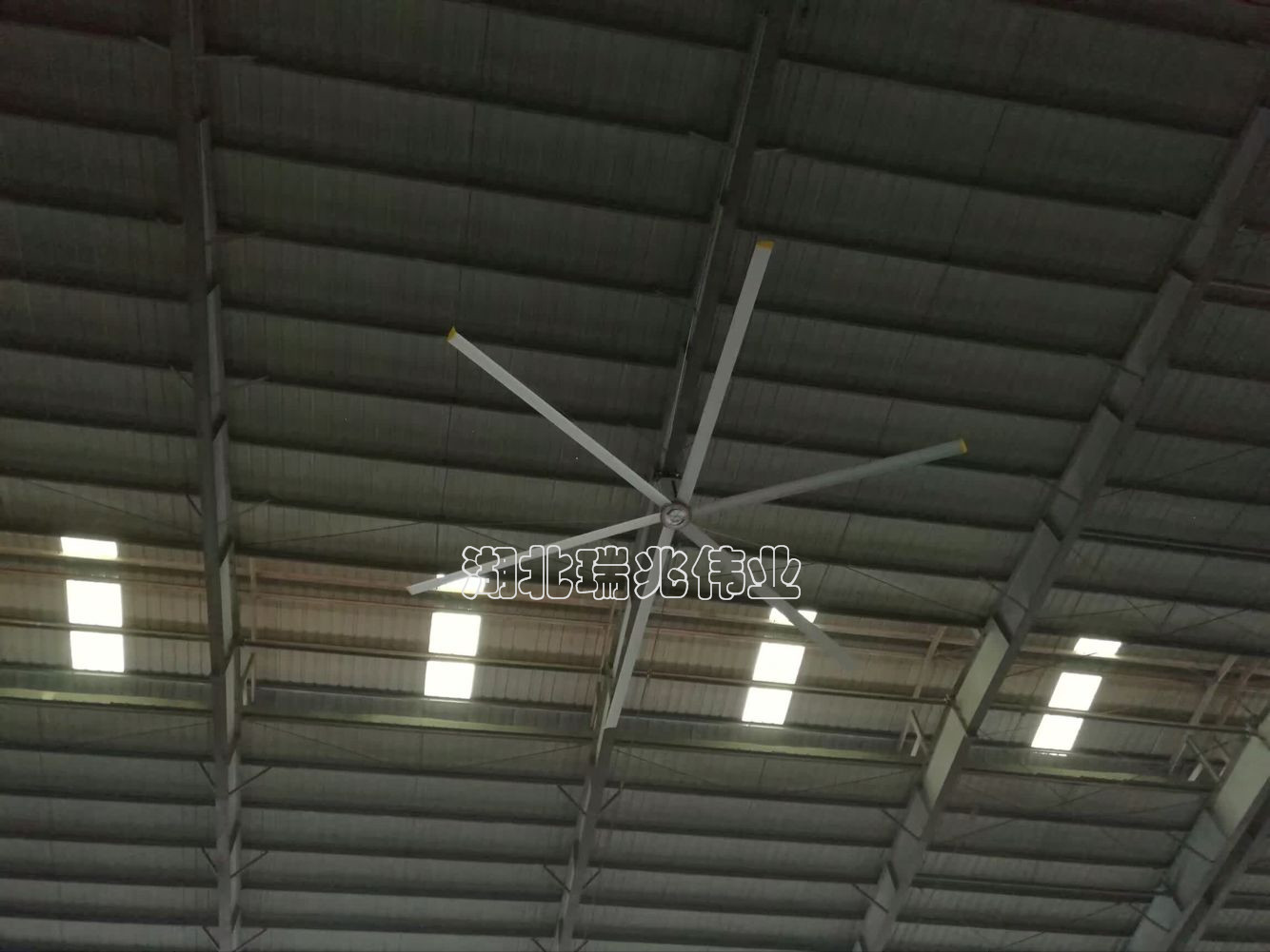 瑞泰風(fēng)工業(yè)大風(fēng)扇、鋼結(jié)構(gòu)廠房通風(fēng)降溫方案、廠房車間通風(fēng)降溫方案、大型工業(yè)風(fēng)扇、物流倉儲大風(fēng)扇、大吊扇、工業(yè)風(fēng)扇、廠房車間降溫設(shè)備、廠房車間通風(fēng)設(shè)備、車間溫控設(shè)備、工業(yè)大吊扇、工業(yè)大風(fēng)扇、工業(yè)節(jié)能風(fēng)扇、湖北瑞兆偉業(yè)通風(fēng)降溫科技有限公司