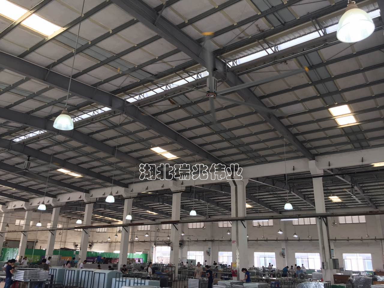 瑞泰風(fēng)工業(yè)大風(fēng)扇、鋼結(jié)構(gòu)廠房通風(fēng)降溫方案、廠房車間通風(fēng)降溫方案、大型工業(yè)風(fēng)扇、物流倉儲大風(fēng)扇、大吊扇、工業(yè)風(fēng)扇、廠房車間降溫設(shè)備、廠房車間通風(fēng)設(shè)備、車間溫控設(shè)備、工業(yè)大吊扇、工業(yè)大風(fēng)扇、工業(yè)節(jié)能風(fēng)扇、湖北瑞兆偉業(yè)通風(fēng)降溫科技有限公司