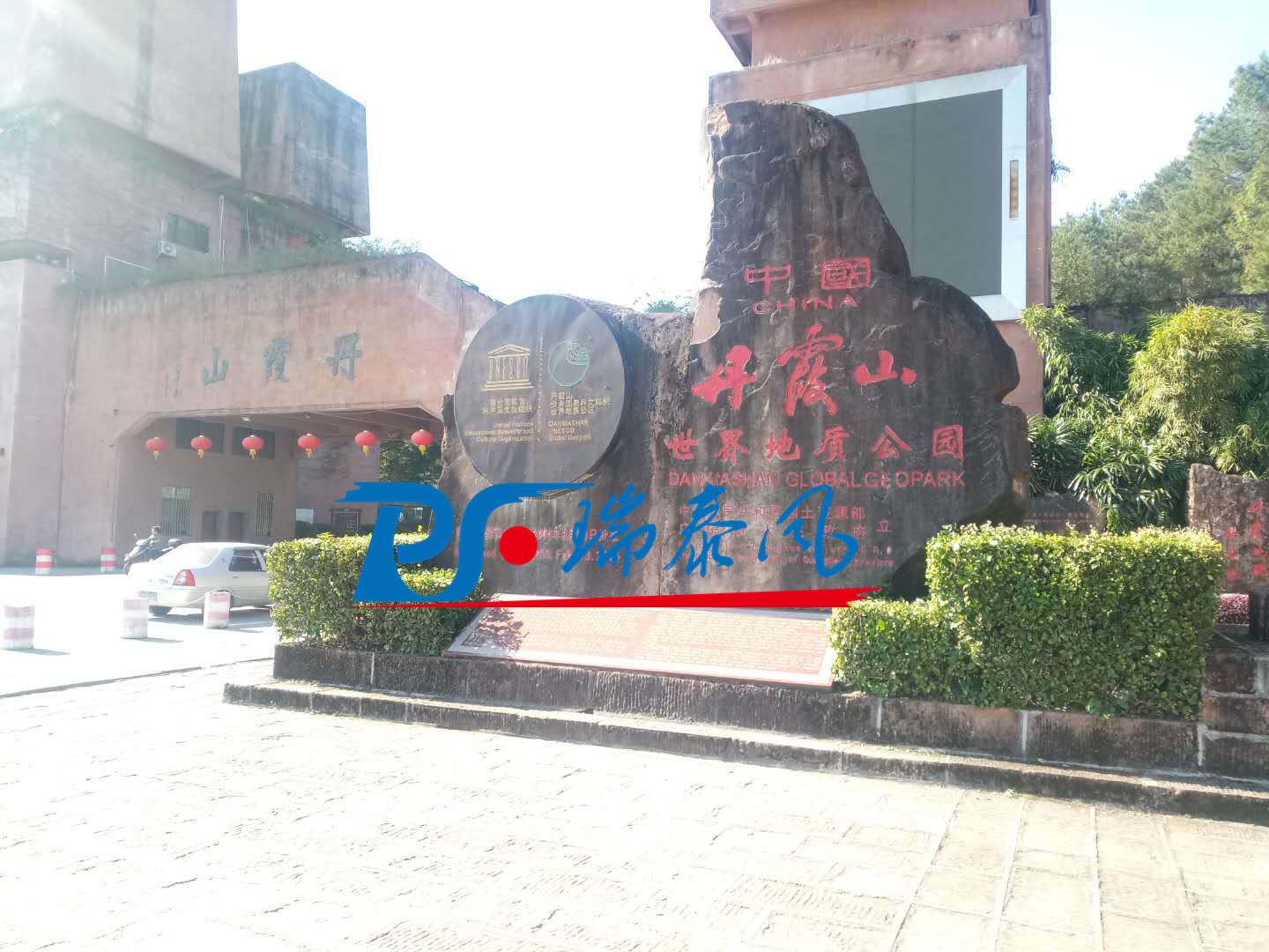 鋼結(jié)構(gòu)廠房通風(fēng)降溫方案、廠房車間通風(fēng)降溫方案、大型工業(yè)風(fēng)扇、物流倉(cāng)儲(chǔ)大風(fēng)扇、大吊扇、工業(yè)風(fēng)扇、廠房車間降溫設(shè)備、廠房車間通風(fēng)設(shè)備、車間溫控設(shè)備、工業(yè)大吊扇、工業(yè)大風(fēng)扇、工業(yè)節(jié)能風(fēng)扇、湖北瑞兆偉業(yè)通風(fēng)降溫科技有限公司、瑞泰風(fēng)工業(yè)大風(fēng)扇