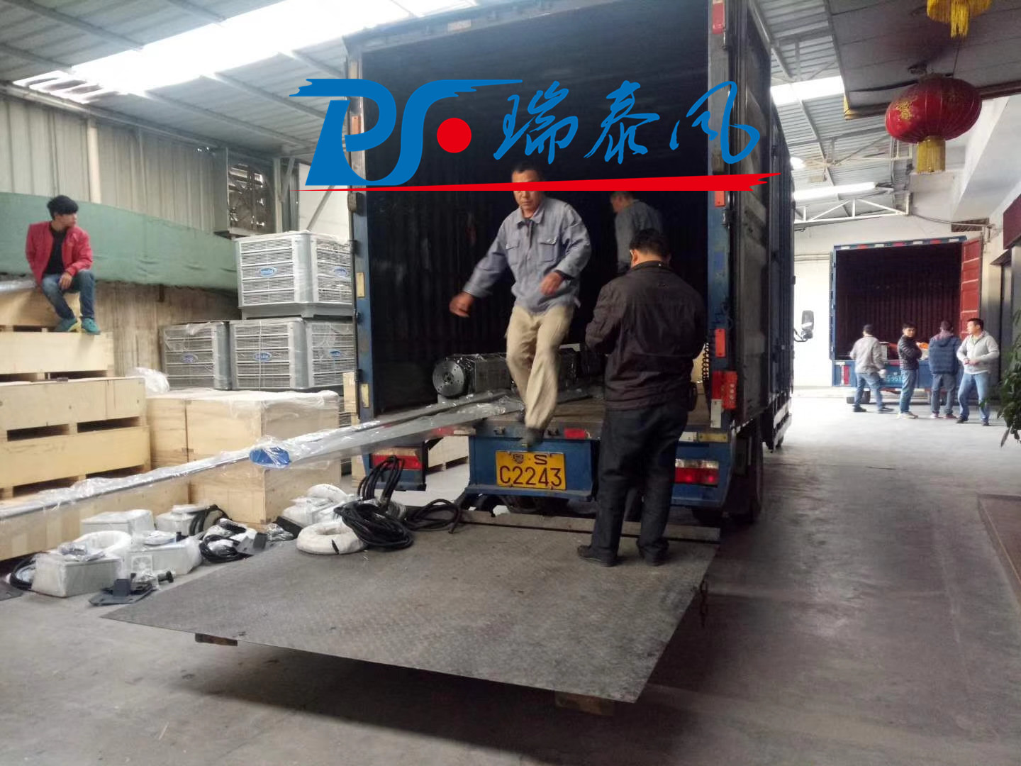 瑞泰風(fēng)工業(yè)大風(fēng)扇、鋼結(jié)構(gòu)廠房通風(fēng)降溫方案、廠房車間通風(fēng)降溫方案、大型工業(yè)風(fēng)扇、物流倉(cāng)儲(chǔ)大風(fēng)扇、大吊扇、工業(yè)風(fēng)扇、廠房車間降溫設(shè)備、廠房車間通風(fēng)設(shè)備、車間溫控設(shè)備、工業(yè)大吊扇、工業(yè)大風(fēng)扇、工業(yè)節(jié)能風(fēng)扇、湖北瑞兆偉業(yè)通風(fēng)降溫科技有限公司