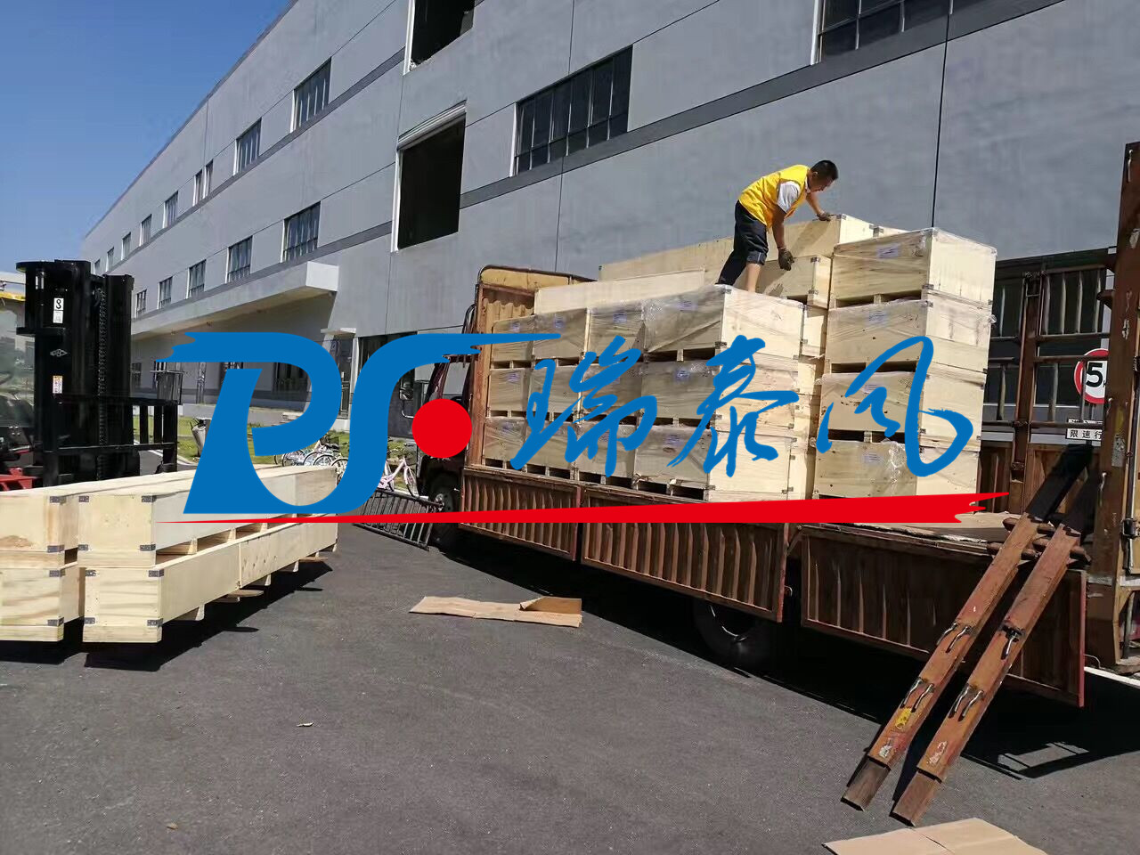 瑞泰風工業(yè)大風扇、鋼結構廠房通風降溫方案、廠房車間通風降溫方案、大型工業(yè)風扇、物流倉儲大風扇、大吊扇、工業(yè)風扇、廠房車間降溫設備、廠房車間通風設備、車間溫控設備、工業(yè)大吊扇、工業(yè)大風扇、工業(yè)節(jié)能風扇、湖北瑞兆偉業(yè)通風降溫科技有限公司、瑞泰風工業(yè)大風扇