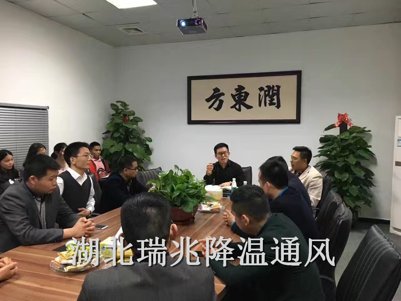 扇機組合、瑞泰風工業(yè)大風扇、鋼結(jié)構(gòu)廠房通風降溫方案、廠房車間通風降溫方案、大型工業(yè)風扇、物流倉儲大風扇、大吊扇、工業(yè)風扇、廠房車間降溫設備、廠房車間通風設備、車間溫控設備、工業(yè)大吊扇、工業(yè)大風扇、工業(yè)節(jié)能風扇、湖北瑞兆偉業(yè)通風降溫科技有限公司