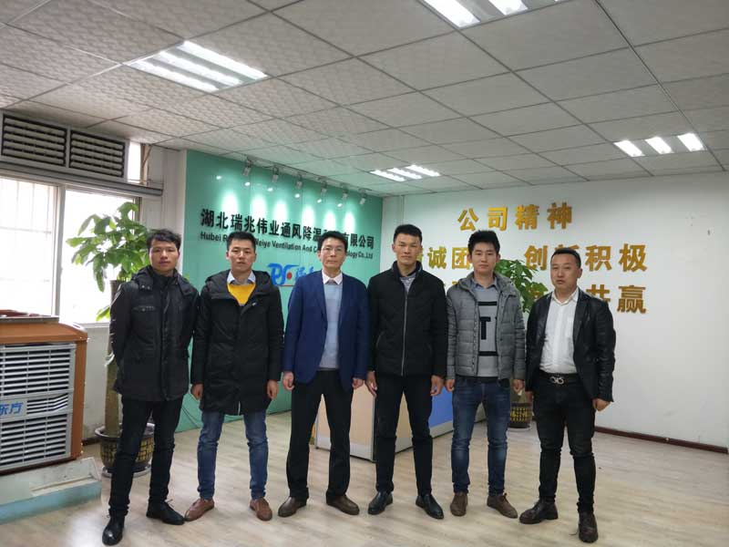 瑞泰風工業(yè)大風扇、潤東方冷風機、鋼結(jié)構(gòu)廠房通風降溫方案、廠房車間通風降溫方案、大型工業(yè)風扇、物流倉儲大風扇、大吊扇、工業(yè)風扇、廠房車間降溫設備、廠房車間通風設備、車間溫控設備、工業(yè)大吊扇、工業(yè)大風扇、工業(yè)節(jié)能風扇、湖北瑞兆偉業(yè)通風降溫科技有限公司。
