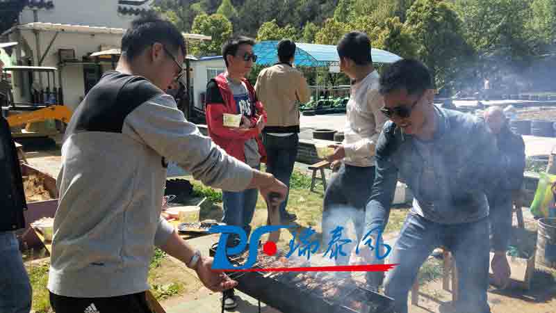 鋼結(jié)構(gòu)廠房通風降溫方案、廠房車間通風降溫方案、大型工業(yè)風扇、物流倉儲大風扇、大吊扇、工業(yè)風扇、廠房車間降溫設(shè)備、廠房車間通風設(shè)備、車間溫控設(shè)備、工業(yè)大吊扇、工業(yè)大風扇、工業(yè)節(jié)能風扇、湖北瑞兆偉業(yè)通風降溫科技有限公司