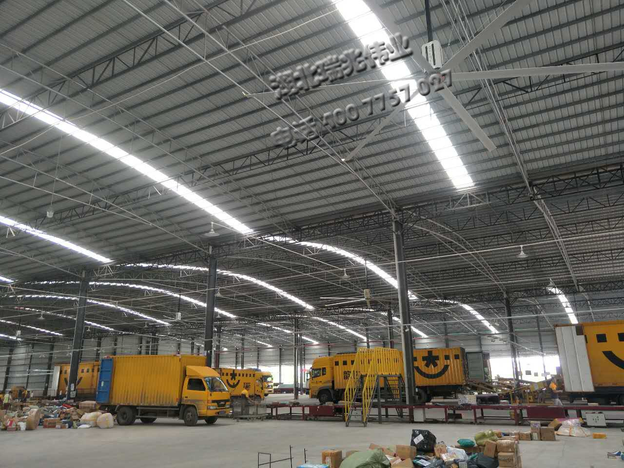 鋼結(jié)構(gòu)廠房通風(fēng)降溫方案、廠房車間通風(fēng)降溫方案、大型工業(yè)風(fēng)扇、物流倉(cāng)儲(chǔ)大風(fēng)扇、大吊扇、工業(yè)風(fēng)扇、廠房車間降溫設(shè)備、廠房車間通風(fēng)設(shè)備、車間溫控設(shè)備、工業(yè)大吊扇、工業(yè)大風(fēng)扇、工業(yè)節(jié)能風(fēng)扇、湖北瑞兆偉業(yè)通風(fēng)降溫科技有限公司