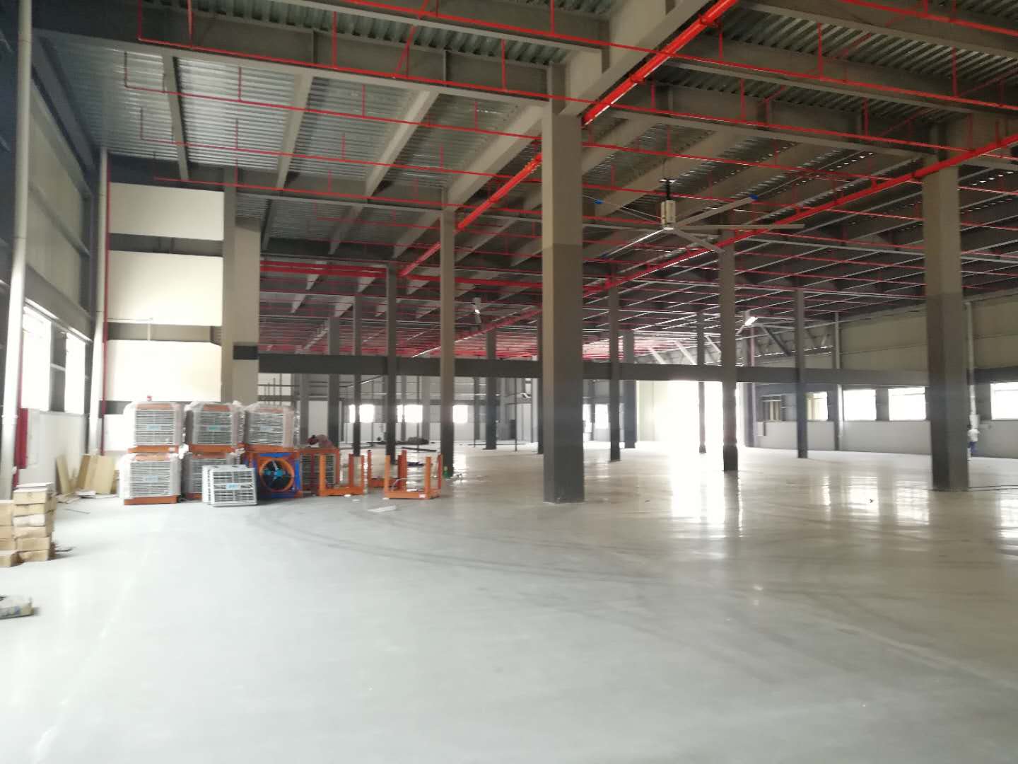 鋼結(jié)構(gòu)廠房通風(fēng)降溫方案、廠房車間通風(fēng)降溫方案、大型工業(yè)風(fēng)扇、物流倉(cāng)儲(chǔ)大風(fēng)扇、大吊扇、工業(yè)風(fēng)扇、廠房車間降溫設(shè)備、廠房車間通風(fēng)設(shè)備、車間溫控設(shè)備、工業(yè)大吊扇、工業(yè)大風(fēng)扇、工業(yè)節(jié)能風(fēng)扇、湖北瑞兆偉業(yè)通風(fēng)降溫科技有限公司