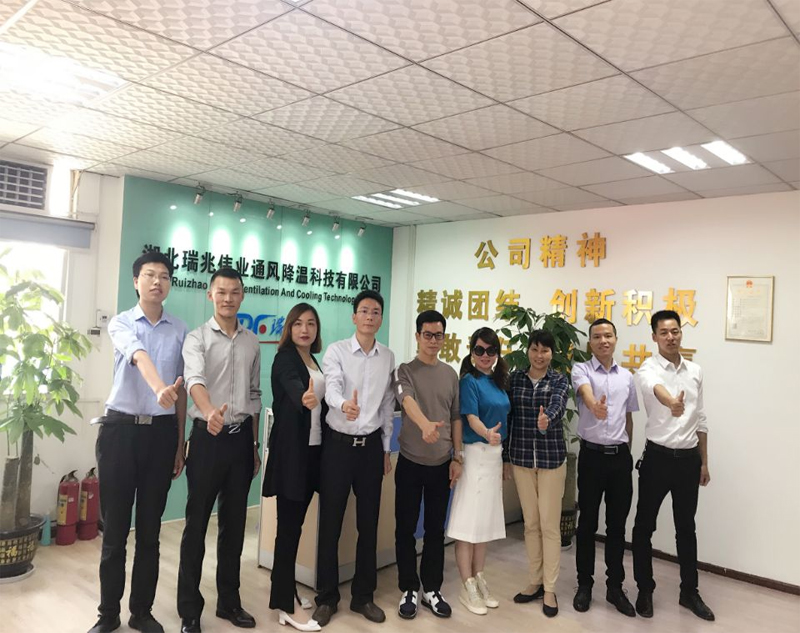 鋼結(jié)構(gòu)廠房通風(fēng)降溫方案、廠房車間通風(fēng)降溫方案、大型工業(yè)風(fēng)扇、物流倉(cāng)儲(chǔ)大風(fēng)扇、大吊扇、工業(yè)風(fēng)扇、廠房車間降溫設(shè)備、廠房車間通風(fēng)設(shè)備、車間溫控設(shè)備、工業(yè)大吊扇、工業(yè)大風(fēng)扇、工業(yè)節(jié)能風(fēng)扇、湖北瑞兆偉業(yè)通風(fēng)降溫科技有限公司