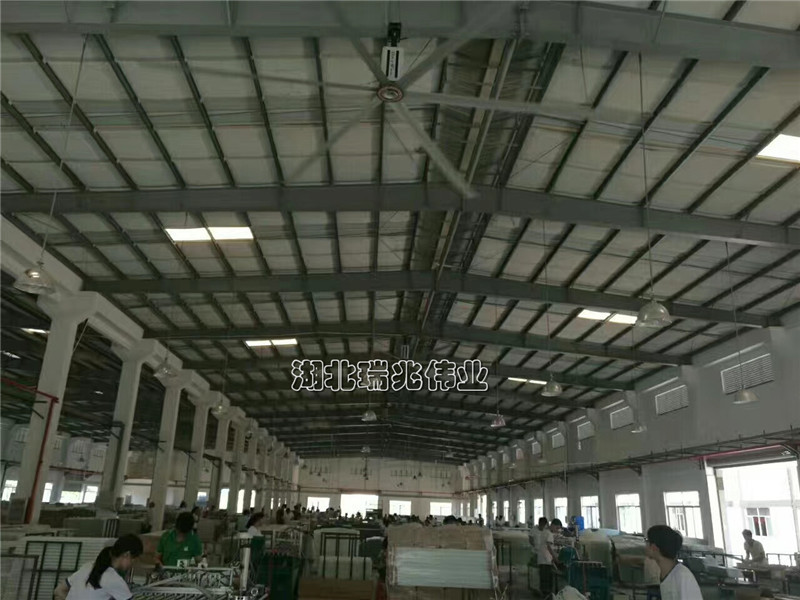 鋼結(jié)構(gòu)廠房通風降溫方案、廠房車間通風降溫方案、大型工業(yè)風扇、物流倉儲大風扇、大吊扇、工業(yè)風扇、廠房車間降溫設備、廠房車間通風設備、車間溫控設備、工業(yè)大吊扇、工業(yè)大風扇、工業(yè)節(jié)能風扇、湖北瑞兆偉業(yè)通風降溫科技有限公司