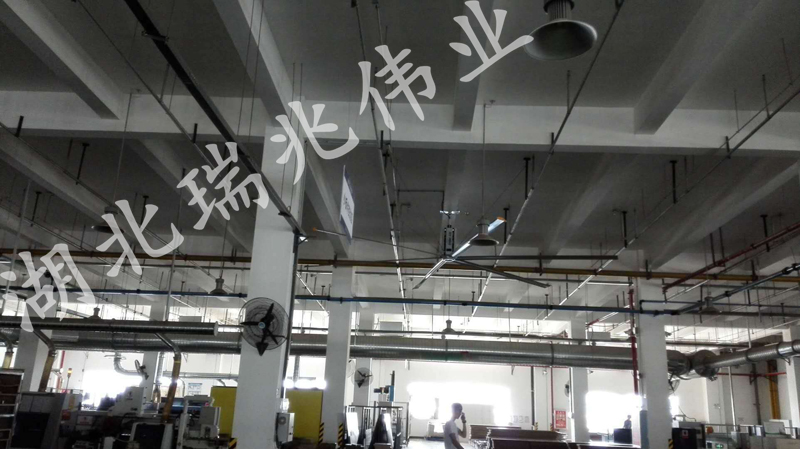 鋼結(jié)構(gòu)廠房通風(fēng)降溫方案、廠房車間通風(fēng)降溫方案、大型工業(yè)風(fēng)扇、物流倉儲大風(fēng)扇、大吊扇、工業(yè)風(fēng)扇、廠房車間降溫設(shè)備、廠房車間通風(fēng)設(shè)備、車間溫控設(shè)備、工業(yè)大吊扇、工業(yè)大風(fēng)扇、工業(yè)節(jié)能風(fēng)扇、湖北瑞兆偉業(yè)通風(fēng)降溫科技有限公司