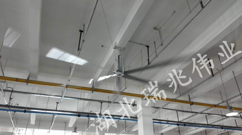 鋼結(jié)構(gòu)廠房通風(fēng)降溫方案、廠房車間通風(fēng)降溫方案、大型工業(yè)風(fēng)扇、物流倉儲大風(fēng)扇、大吊扇、工業(yè)風(fēng)扇、廠房車間降溫設(shè)備、廠房車間通風(fēng)設(shè)備、車間溫控設(shè)備、工業(yè)大吊扇、工業(yè)大風(fēng)扇、工業(yè)節(jié)能風(fēng)扇、湖北瑞兆偉業(yè)通風(fēng)降溫科技有限公司