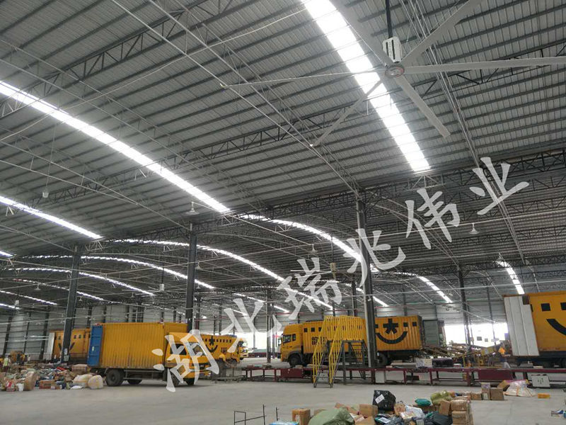 鋼結(jié)構(gòu)廠房通風(fēng)降溫方案、廠房車間通風(fēng)降溫方案、大型工業(yè)風(fēng)扇、物流倉儲大風(fēng)扇、大吊扇、工業(yè)風(fēng)扇、廠房車間降溫設(shè)備、廠房車間通風(fēng)設(shè)備、車間溫控設(shè)備、工業(yè)大吊扇、工業(yè)大風(fēng)扇、工業(yè)節(jié)能風(fēng)扇、湖北瑞兆偉業(yè)通風(fēng)降溫科技有限公司