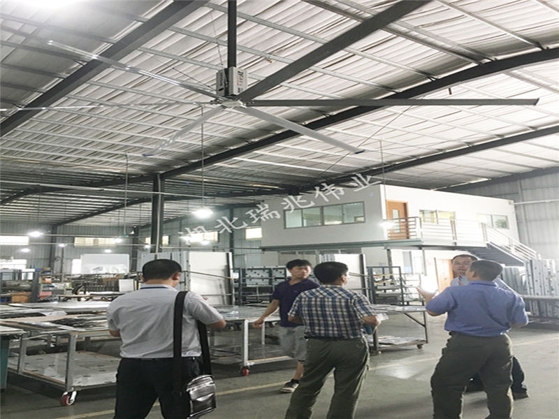 大型工業(yè)風(fēng)扇、工業(yè)大吊扇、工業(yè)大風(fēng)扇、工業(yè)節(jié)能風(fēng)扇、鋼結(jié)構(gòu)廠房通風(fēng)降溫方案、廠房車(chē)間通風(fēng)降溫方案