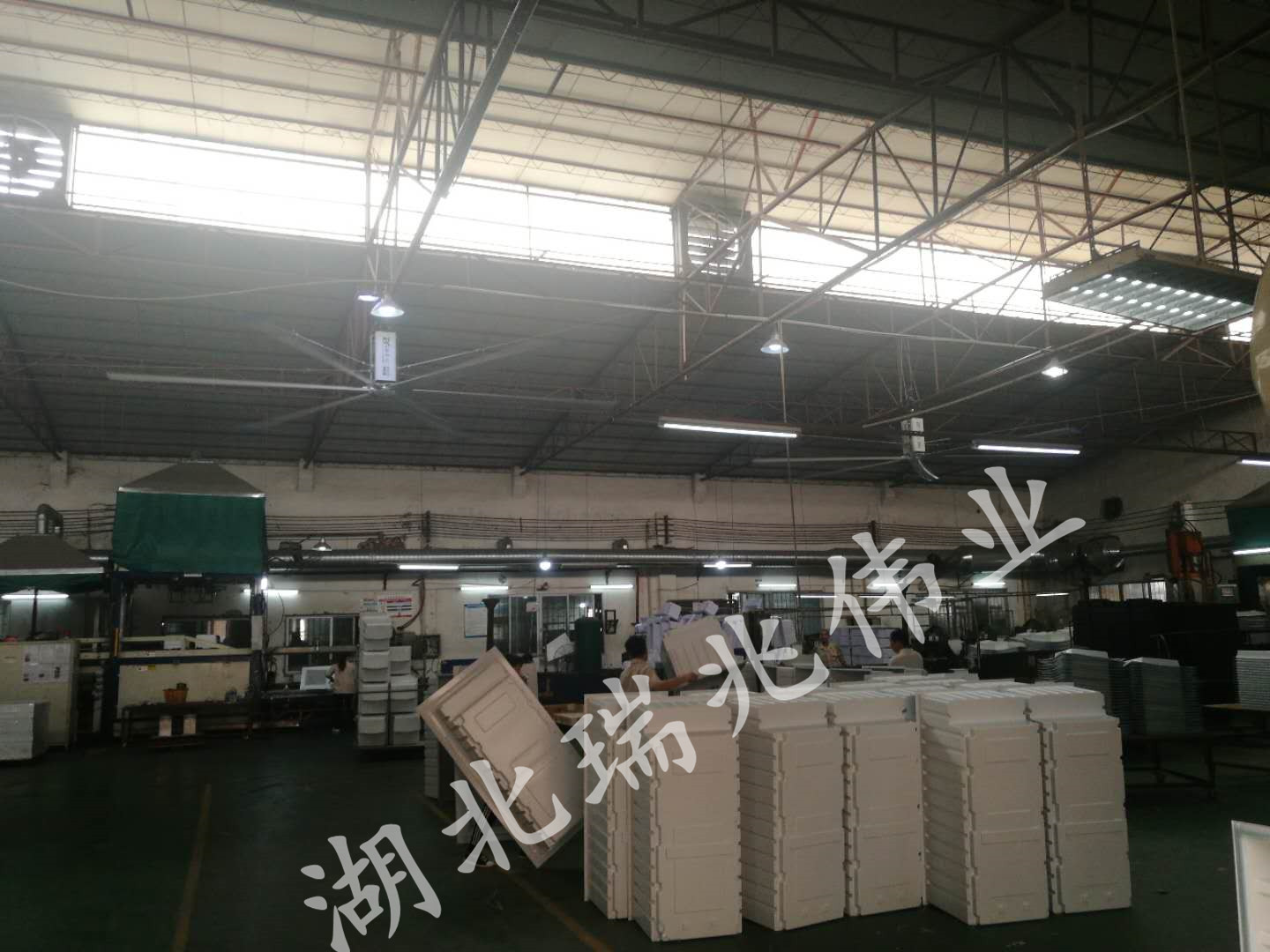 工業(yè)大吊扇、工業(yè)大風(fēng)扇、工業(yè)節(jié)能風(fēng)扇、工業(yè)風(fēng)扇、廠房車間降溫設(shè)備、廠房車間通風(fēng)設(shè)備