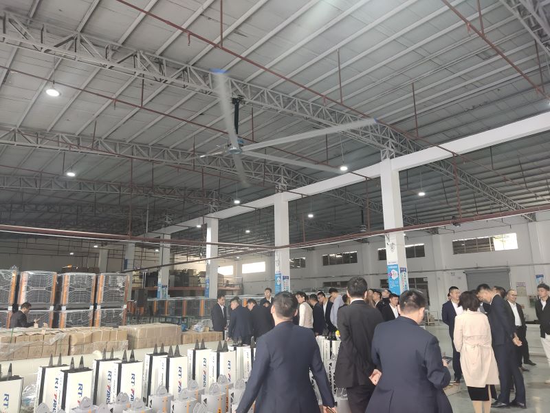 在夏天車間降溫很重要，工業(yè)大風(fēng)扇剛好滿足你的需求！