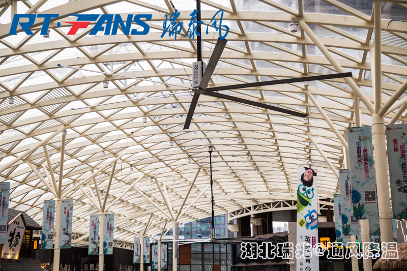 工業(yè)大風(fēng)扇產(chǎn)生的自然微風(fēng)，給人感受到4-6攝氏度的溫差！
