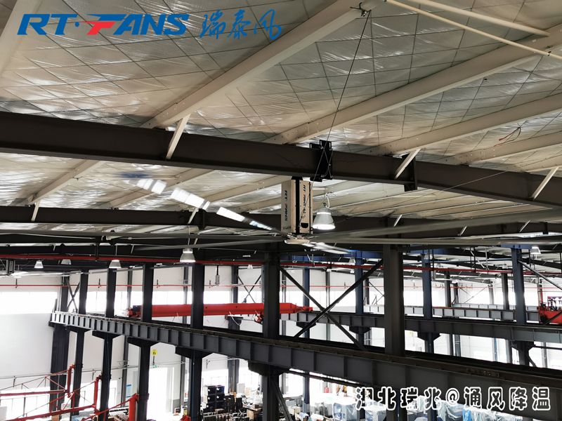 工業(yè)大型風(fēng)扇擁有超大直徑的扇葉，通風(fēng)降溫效好！