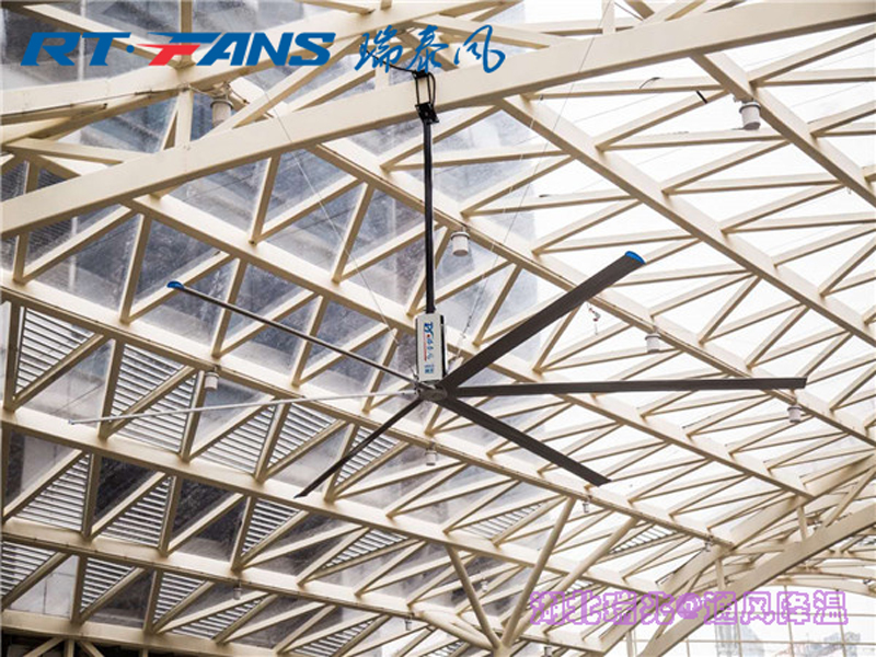 工業(yè)大風(fēng)扇加強(qiáng)室內(nèi)的通風(fēng)，提升空氣質(zhì)量